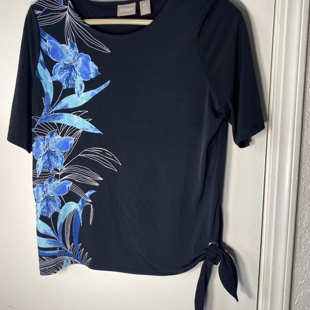 Chicos Black Blue Floral Side Tie Short Sleeve Top Size 0 Small Scoop Neck